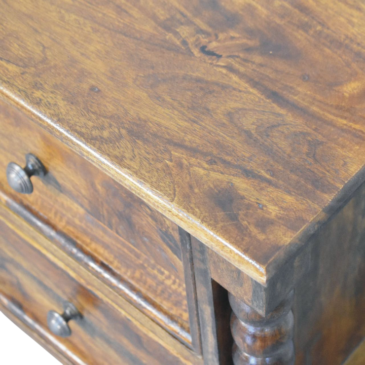 Close view of the grain on the tabletop on the Langham Grand 2-Drawer Bedside Table in Russet.