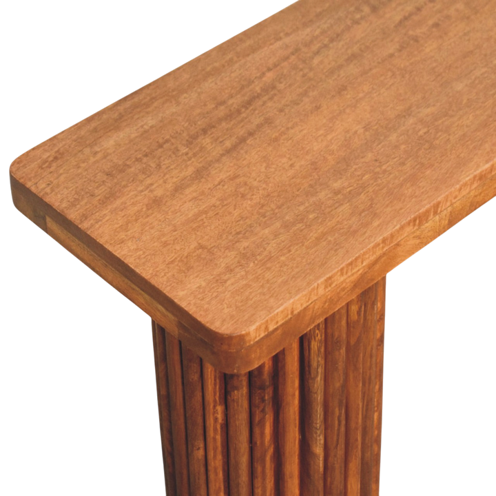 Close view of the top on the Skagen Fluted Bench in Amber.